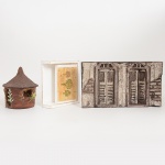 DIVERSOS, três (3) itens: 1 talha em madeira maciça, representando fachada, assinada e localizada RIO no verso, patina em decape, medindo 25 x 14 cm; 1 porta guardanapos, confeccionado em madeira ou símile, ornado com lito policromada, medindo 14,5 x 13 x 4 cm; 1 escultura para fixação em parede representando casa, confeccionada em cerâmica, medindo 12,5 x 11 x 6 cm, todos os itens com sinais de uso, vide foto.