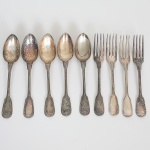 FAQUEIRO, nove (9) talheres de serviço da marca CHRISTOFLE, confeccionados em metal prateado, sendo: 4 garfos e 5 colheres, todos com marcas possessórias monogramadas com as letras AL, medindo a maior peça 20,5 cm comprimento, sinais de uso, vide foto.