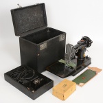 DIVERSOS, uma (1) antiga máquina de costura, marca SINGER, modelo 221-1, portátil, acondicionada na caixa original, acompanham acessórios e fôlder com instruções de uso, usada, não testada e sem garantia, vide foto.