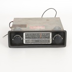 VEÍCULOS, um (1) rádio da marca MOTORADIO, 3 faixas, anos 70/80, equipava os carros da Chevrolet, usado, não testado e sem garantia, vide foto.