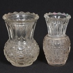 VIDRO, dois (2) pequenos vasos, distintos, incolores e translúcidos, modelados em sulcos e geométricos, medindo em média 8,5 cm altura, sinais de uso, vide foto.