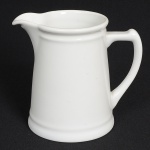 PORCELANA, uma (1) cremeira, branca, sem marca de manufatura aparente, medindo 13 cm altura, sinais de uso, vide foto.