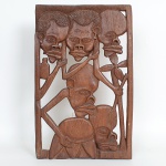 ARTE POPULAR, uma (1) talha em madeira, representando cabeças, rachada em dois lugares, assinada ALEXANDRE em cavo no verso, medindo 35 x 56 cm, vide foto.