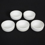 PORCELANA, cinco (5) manteigueiras individuais, tipo bowl, tonalidade branca, manufatura SCHMIDT (Pomerode, SC; Mauá, SP; Campo Largo, PR, fundada em 1945, ainda em atividade, maior fábrica de porcelana da América Latina), medindo 6 cm diâmetro e 3 cm altura, vide foto.