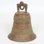 BRONZE, um (1) antigo sino, relevado em elementos vegetalistas, medindo 17 cm altura e 14 cm diâmetro, peso aproximado 2 kg, sinais de uso, vide foto.