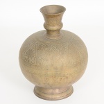 BRONZE, um (1) vaso bojudo de pé baixo, ornamentação no padrão Império Otomano, cinzelado em geométricos e elementos vegetalistas, medindo 25 cm altura, sinais de uso, vide foto.