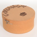 DIVERSOS, uma (1) caixa vazia para acondicionar chapéu, marca USHANKA, medindo 27 cm diâmetro e 12 cm altura, vide foto.