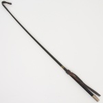 TRALHA PARA MONTARIA, um (1) rebenque, confeccionado em tresse de couro, ponteira em metal cromado, selo da marca NYION MASSIY  W. GERMANY (Alemanha Comunista), medindo 70 cm comprimento, sinais de uso, vide foto, (o termo tralhas para montaria é usado em vários rincões pelo Brasil afora, principalmente pelos colecionadores de apetrechos para montaria, não se trata de uma palavra desmerecedora do objeto, muito pelo contrário é uma tradição de linguajar que para muitos colecionadores é motivo de orgulho).