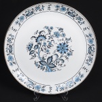 ÁGATA, uma (1) bandeja com esmaltação floral, tom sir tom em azul sobre fundo branco, marca MÃE ÁGATA (Industria de Esmaltados Ágata Ltda.), medindo 40,5 cm diâmetro, sinais de uso, vide foto.