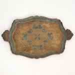 DIVERSOS, uma (1) bandeja confeccionada em madeira, entalhes vegetalistas, pequena perda no fundo na parte de traz, patina azul esverdeada com douração, medindo aproximadamente 42,5 x 28 cm, pequenas perdas e falhas, sinais de uso, vide foto.
