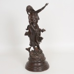 ESCULTURA, uma (1) figurativa representando mulher e pássaro, confeccionada em petit bronze, patinada, sem assinatura, possui sinais de restauro, medindo 58 cm altura, vide foto."ESTE LOTE NÃO PODE SER ENVIADO PELO CORREIO"