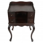 MOBILIÁRIO, uma (1) mesa de apoio, padrão inglês Chippendale, confeccionada em madeira, parte superior com tampo, nicho e quatro gavetas, puxadores em bronze, parte inferior com saia recortada, pés ligeiramente curvos, medindo 65 x 42 x 35 cm, sinais de uso, vide foto.