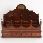 MOBILIÁRIO, uma (1) adega de mesa para quatro garrafas, frontal com quatro gavetas e uma bandeja, puxadores em metal, placa metálica com a legenda WINE, medindo 51 x 38 x 24,5 cm, sinais de uso, vide foto.