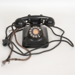 DIVERSOS, um (1) antigo telefone de mesa, tonalidade preta, marcado Companhia Telefônica Brasileira, usado, não testado e sem garantia, vide foto.