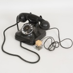 DIVERSOS, um (1) antigo telefone de mesa, tonalidade preta, marcado Companhia Telefônica Brasileira, discador quebrado, usado, não testado e sem garantia, vide foto.