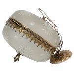 LUSTRE, um (1) de teto para dois lumes, estrutura em latão, relevada em perolados e elementos vegetalistas, montado com dois plafons invertidos em vidro, tonalidade gelo, fosqueados na técnica satinê com singela lapidação representando flores e poás, medindo aproximadamente 28 cm diâmetro, parte elétrica não testada, sinais de uso, vide foto.