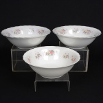 PORCELANA CHINESA, três (3) bowls com ornamentação floral policromada, um deles com bicado na borda, arremates com frisos a ouro já com sinais de desgastes, em um deles praticamente apagado, marca de origem China, medindo 20,5 cm diâmetro e 6,5 cm altura, sinais de uso, vide foto.