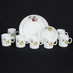 PORCELANA, oito (8) itens: 1 prato para sobremesa, medindo 15,5 cm diâmetro; 1 xícara com pires para café; 6 xícaras sem os pires para café, ornamentação floral policromada, arremates com frisos a ouro, manufatura RENNER (Porto Alegre, RS, fundada em 1942; em 1998 foi vendida para a Vista Alegre de Portugal; em 1999 mudou a razão social para Vista Alegre do Brasil), sinais de uso, vide foto.