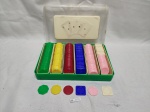 Jogo de 336 fichas de poker em plástico duro. Composto de 1-85; 2-58; 5-54; 10-54; 20-58; 50-27.