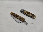 Lote de 2 canivetes em resina com lâmina em aço. Medindo a maior 20,5cm de comprimento aberto.