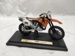 Maisto - Miniatura da moto KTM 520SX 1:18. Leve perda no suporte, nada que prejudique o apoio da peça.