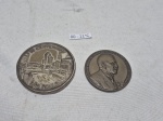 Lote de caixa na forma de medalha em metal e medalão "Comemoração Anual Arnolfo Azevedo". Medindo a maior 6cm de diâmetro.