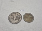 Lote de 2 medalhas em metal, sendo uma "Tenenge Ultratec - Matthew Hall Heerema" e uma "Grupo executivo das obras prioritárias". Medindo a maior 6cm de diâmetro.