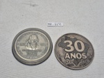 Lote de 2 medalhas em metal, sendo uma "Usina Intendente Camara" e uma "30 anos - Techint". Medindo a maior 6cm de diâmetro.