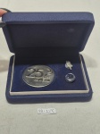 Estojo comemorativo dos 25 anos na UERJ, com uma medalha e 2 botons. Medindo a medalha 5,5cm de diâmetro.