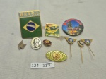 Lote de 10 pins e botons diversos para colecionador. Medindo o maior 4cm x 3,5cm.