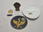 Lote de diversos itens com motivos militares, sendo em metal e melanina. Medindo a petisqueira 13cm de diâmetro.