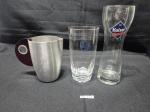 Lote de copo, tulipa e caneca com propagandas, para colecionador, sendo 2 em demicristal e a caneca em alumínio. Medindo o maior 19cm de altura.