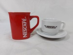 Caneca e xícara de café com pires em porcelana da Nescafé. Medindo a caneca 7cm x 8,5cm de altura.