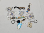 Lote de 10 chaveiros em materiais diversos para coleção.