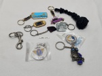 Lote de 10 chaveiros em materiais diversos para coleção.
