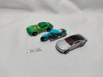 Lote de 3 carrinhos da Hot Wheels da Malaysia. Medindo o maior 7,5cm de comprimento.