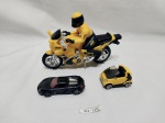 Lote de 2 carrinhos e 1 moto da Hot Wheels. Medindo cm de comprimento.