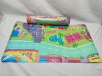Tapete imantado da Polly Pocket. Medindo 74cm x 40cm.