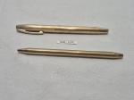 Lote de 2 canetas monogramadas, sendo uma tinteiro Shaffer e uma esferográfica Chromatic.
