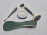 Lote de massageador, calçadeira, espelho e empurrador de cuticula, sendo o empurrador em prata 800. Medindo a calçadeira 15cm de comprimento.