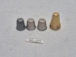 Lote de 4 dedais em metal. Medindo o maior 3cm de comprimento.