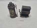 Lote de 2 antigos apontadores decorativos para coleção, da marca espanhola Playme. Medindo o maior 8,5cm de altura. Faltando uma rodinha do carrinho de chá.