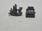 Lote de 2 antigos apontadores decorativos para coleção, sendo um da marca espanhola Playme. Medindo o maior 8cm de altura.