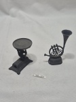Lote de 2 antigos apontadores decorativos para coleção, sendo um da marca espanhola Playme. Medindo o maior 8cm de altura.