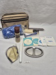 Lote de necessaire completa e petisqueira em aço da cia aérea Varig. Medindo a necessaire 22cm x 13cm x 6cm de profundidade.