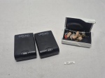 Lote de 3 case para aparelhos auditivos e 5 aparelhos auditivos no estado. Medindo a case branca 9cm x 5,5cm x 3,5cm de altura.