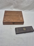 Lote de caixa retangular em madeira e estojo em madeira com brasão da republica. Medindo o maior 22,5cm x 20,5cm x 4,5cm de altura.
