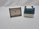 Lote de aparelho para chamada de espera e relógio de mesa com maquinário alemão (no estado). Medindo o relógio 10,5cm x 5,5cm x 8,5cm de altura.