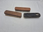 Lote de 3 antigas escovas para sapatos em madeira. Medindo a maior 18cm x 4,5cm.