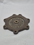 Antiga tampa pesada em bronze da marca Lorenzetti. Medindo 11,5cm de diâmetro.